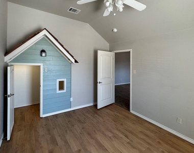 1113 Seguin Road - Photo Thumbnail 14