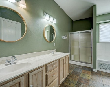 11016 Nw 104th Terrace - Photo Thumbnail 17