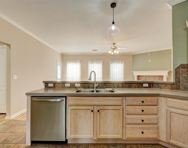 11016 Nw 104th Terrace - Photo Thumbnail 6