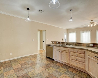 11016 Nw 104th Terrace - Photo Thumbnail 8