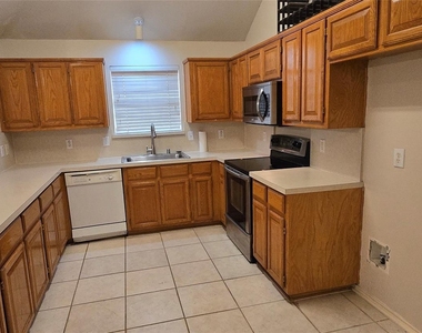 2205 Chapman Drive - Photo Thumbnail 5