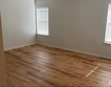 116 Lipan Street - Photo Thumbnail 5