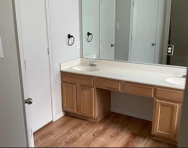 116 Lipan Street - Photo Thumbnail 6