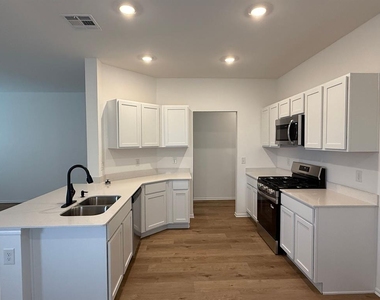 644 Sw 11th Street - Photo Thumbnail 5