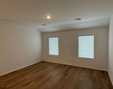 644 Sw 11th Street - Photo Thumbnail 2