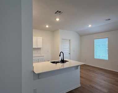 644 Sw 11th Street - Photo Thumbnail 4