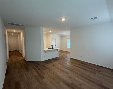 644 Sw 11th Street - Photo Thumbnail 3