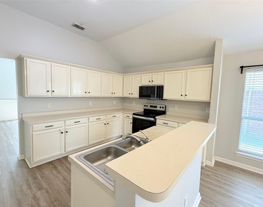 9120 Newport Lane - Photo Thumbnail 6