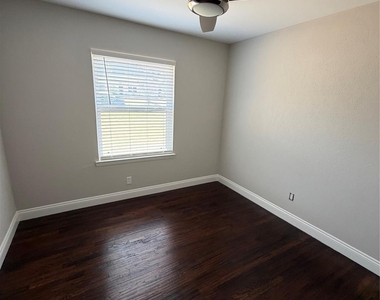 2579 Springvale Drive - Photo Thumbnail 4
