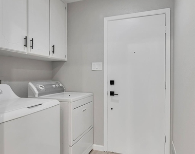 305 Northglen Drive - Photo Thumbnail 10