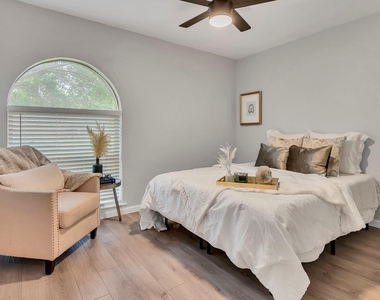 305 Northglen Drive - Photo Thumbnail 17