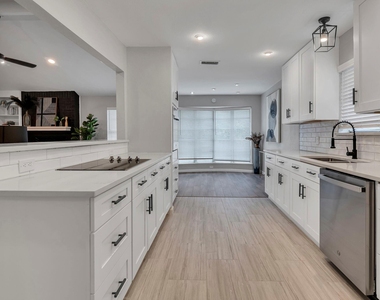 305 Northglen Drive - Photo Thumbnail 9