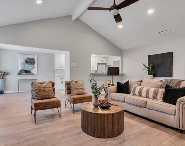 305 Northglen Drive - Photo Thumbnail 4