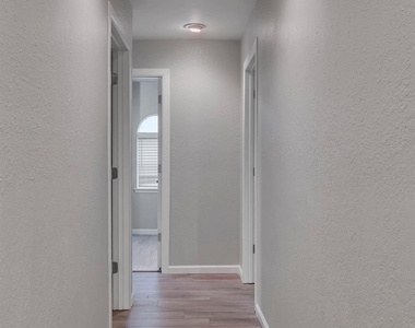 305 Northglen Drive - Photo Thumbnail 11