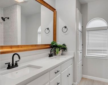 305 Northglen Drive - Photo Thumbnail 12