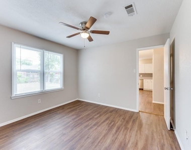 508 Crandle Drive - Photo Thumbnail 4