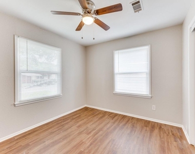 508 Crandle Drive - Photo Thumbnail 11