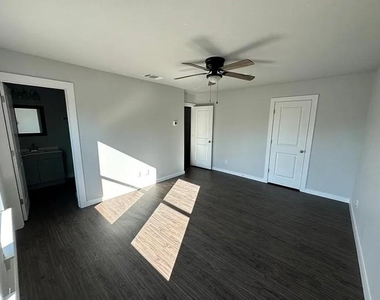 1702 E Powell Avenue - Photo Thumbnail 12