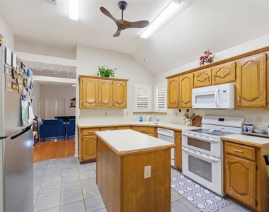 923 Newport Drive - Photo Thumbnail 7