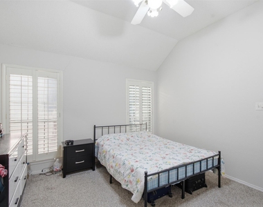 923 Newport Drive - Photo Thumbnail 11