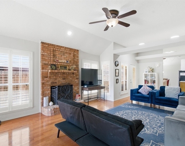 923 Newport Drive - Photo Thumbnail 4