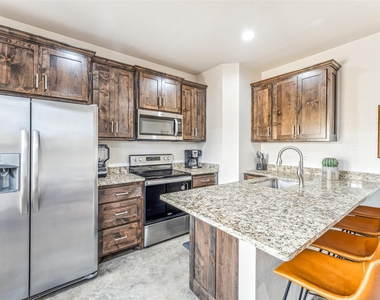 1111 W Vanderbilt - Photo Thumbnail 8