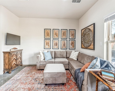 1111 W Vanderbilt - Photo Thumbnail 4