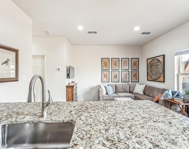 1111 W Vanderbilt - Photo Thumbnail 7