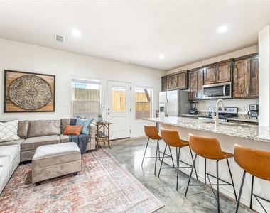 1111 W Vanderbilt - Photo Thumbnail 5