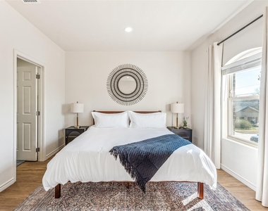 1111 W Vanderbilt - Photo Thumbnail 18