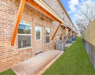 1111 W Vanderbilt - Photo Thumbnail 2