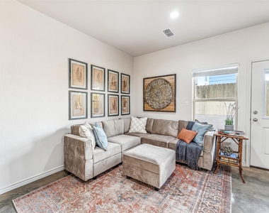 1111 W Vanderbilt - Photo Thumbnail 3