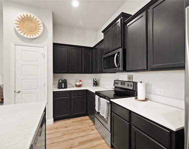 1920 Bel Air Drive - Photo Thumbnail 11