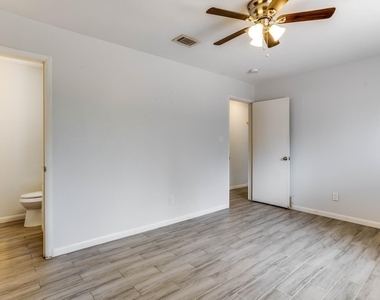 5728 Emerson Drive - Photo Thumbnail 14