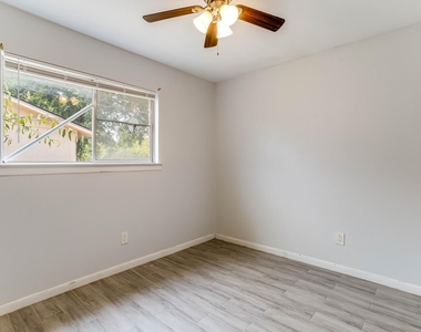 5728 Emerson Drive - Photo Thumbnail 18