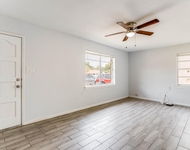5728 Emerson Drive - Photo Thumbnail 4