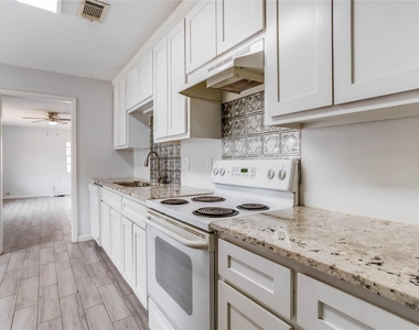 5728 Emerson Drive - Photo Thumbnail 9