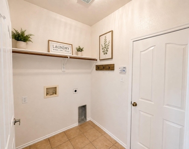 4024 Claymore Lane - Photo Thumbnail 4