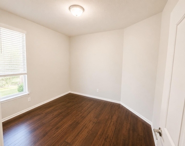 4024 Claymore Lane - Photo Thumbnail 10