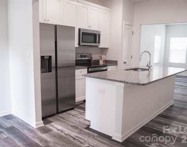 19507 Meridian Street - Photo Thumbnail 2