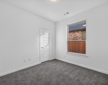 3915 Spencer Lane - Photo Thumbnail 5