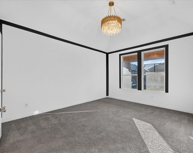3915 Spencer Lane - Photo Thumbnail 17