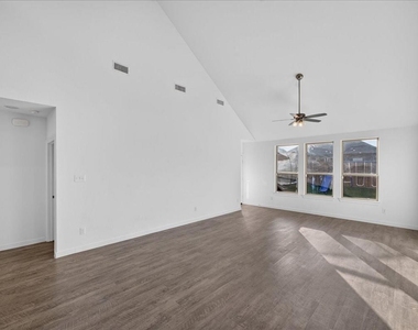 3915 Spencer Lane - Photo Thumbnail 12