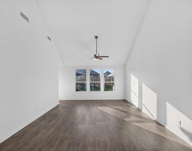 3915 Spencer Lane - Photo Thumbnail 13