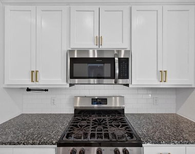 3915 Spencer Lane - Photo Thumbnail 8
