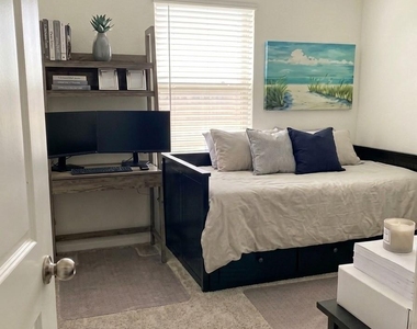 425 Dewberry Street - Photo Thumbnail 3