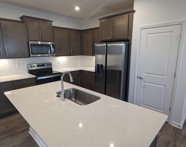 16228 Leading Street - Photo Thumbnail 4