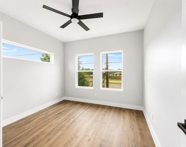 1115 E Oleander Street - Photo Thumbnail 8