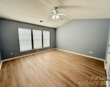 10212 Garmoyle Street - Photo Thumbnail 11