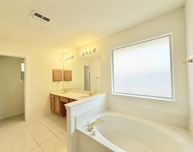 4512 Queenswood Drive - Photo Thumbnail 2